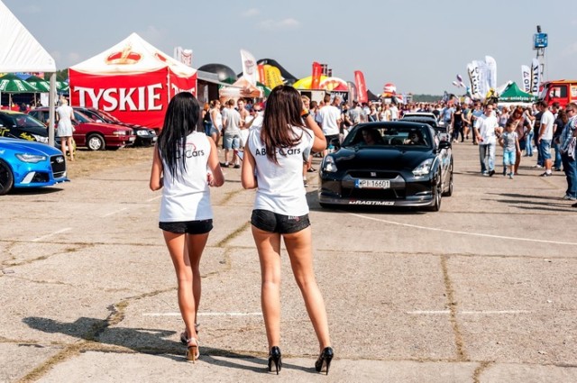 Summer Cars Party to największe w Polsce wydarzenie o charakterze motoryzacyjno - muzycznym. Gromadzi zarówno fanów motoryzacji, kierowców jak i całe rodziny. Impreza po raz dziewiąty odbędzie się w Katowicach, na lotnisku Muchowiec, tradycyjnie w pierwszy weekend września.

Lotnisko sportowe Muchowiec już po raz IX zamieni się w wielką motoryzacyjną arenę, a na niej: Girls Power na czele z Karoliną Pilarczyk, wyścigi na 1/4mili, pokazy driftu najlepszych ekip w kraju, strefa Dream Cars, wyścigi samochodowych wraków, FMX, strefa ciężarówek, strefa militarna, strefa oldtimers, Tuning Kingz, największe motoryzacyjne kluby, finał akcji Wrzuć Bezpieczny Bieg oraz strefa rozrywki dla każdego. 

Na scenie zagrają: Adam De Great, Fafaq, Taito, Mikro, C-Bool, Sean K, Kolina & Alien X oraz Radetzky. 

Auto Partner Summer Cars Party to rozrywka dla wszystkich - skoki na bungee, strefa wystawców, smaki z całego świata i wesołe miasteczko dla najmłodszych. Imprezę poprowadzą miłośnicy motoryzacji: weteran polskiego dziennikarstwa Irek Bieleninik i Aleksandra Kutz, prowadząca jeden z najpopularniejszych polskich programów motoryzacyjnych „Ola w trasie”. 

Auto Partner Summer Cars Party 2015, 5-6 września, Katowice Lotnisko Muchowiec – największe show motoryzacyjno-muzyczne w Polsce. 

Sprawdź program imprezy:
Summer Cars Party 2015 na katowickim Muchowcu [PROGRAM IMPREZY]

Bilety od 30 zł.