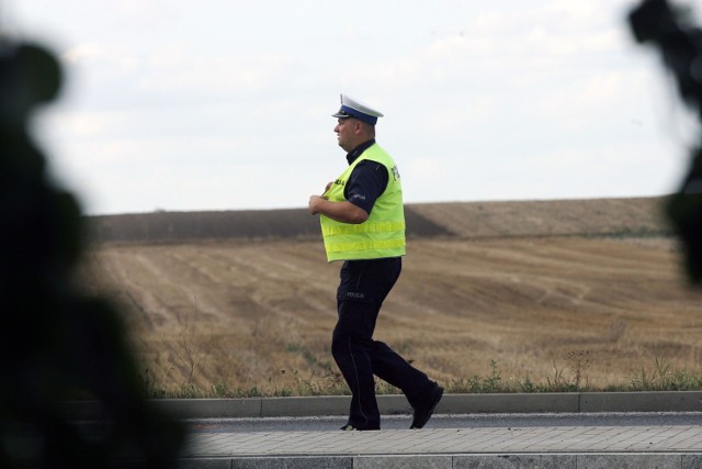 Wczoraj wieczorem na drodze krajowej nr 15 w Rogówku (gm. Lubicz) doszło do wypadku drogowego. Ze wstępnych ustaleń funkcjonariuszy toruńskiej drogówki wynika, że zderzyły się ze sobą Audi A4 i Opel Astra. Do szpitala trafiła pasażerka jednego z aut. Okoliczności i przyczyny tego zdarzenia wyjaśniają policjanci pod nadzorem prokuratora.

zdjęcie ilustracyjne

POLECAMY:
Kuchenne rewolucje w Toruniu
Smród w Toruniu. Skąd pochodzi?
Proces taksówkarza po tragedii na Szosie Lubickiej NOWE FAKTY
Porodówka w szpitalu na Bielanach. Jak wygląda?
Gwałciciele i pedofile z Torunia - gdzie mieszkają? 

NowosciTorun