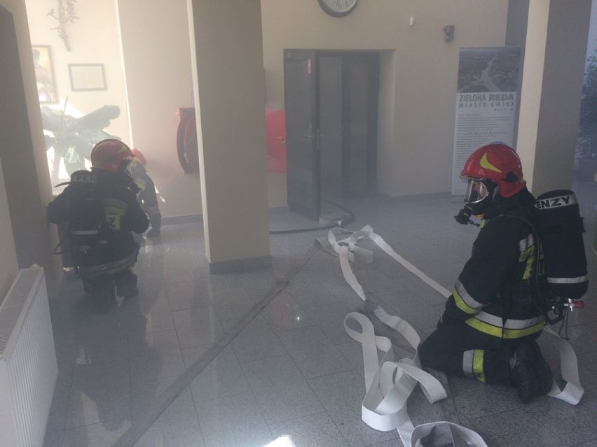 Pożar i ładunek wybuchowy w budynku Urzędu Miasta w Redzie - to tylko ćwiczenia