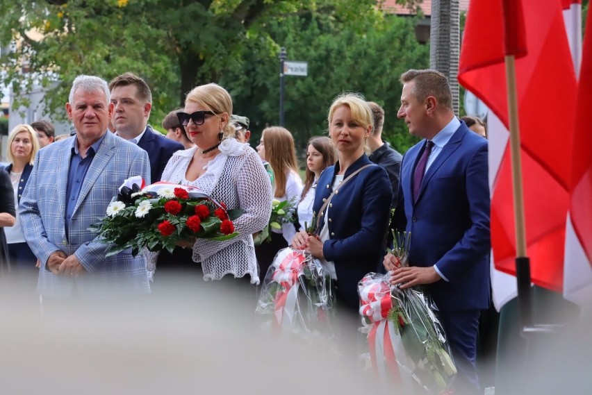 Posterunek honorowy wystawił Garnizon Inowrocław. Kwiaty...