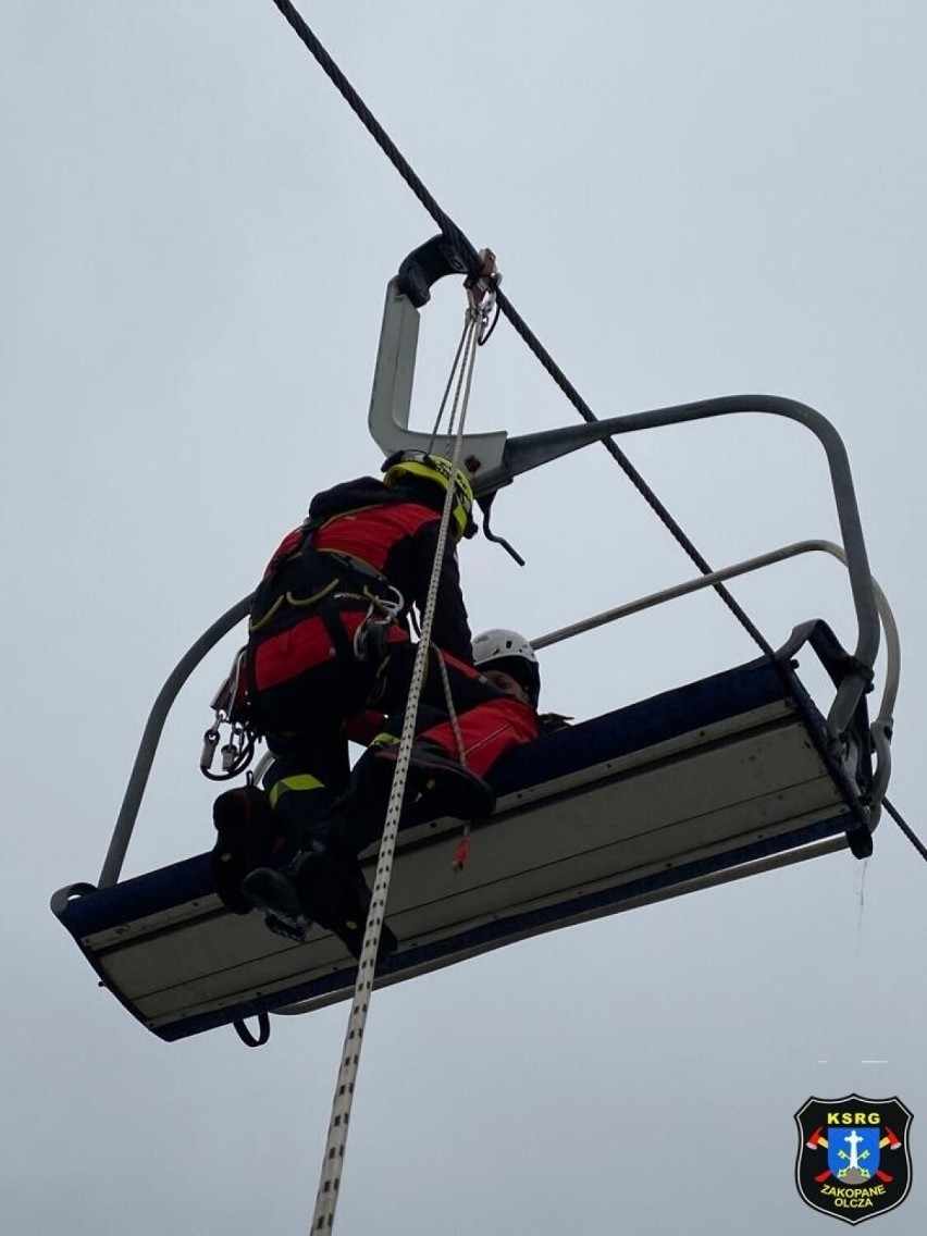 Ćwiczenia strażaków na wyciągu narciarskim na Polanie...