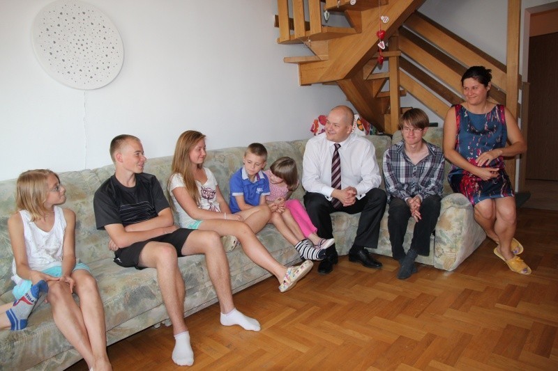 Andrzej Nowakowski rozdał wyprawki w domach dziecka