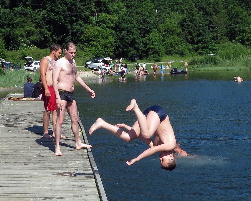 Zimny i porywisty wiatr nie sprzyjał plażowaniu w Ustce,...