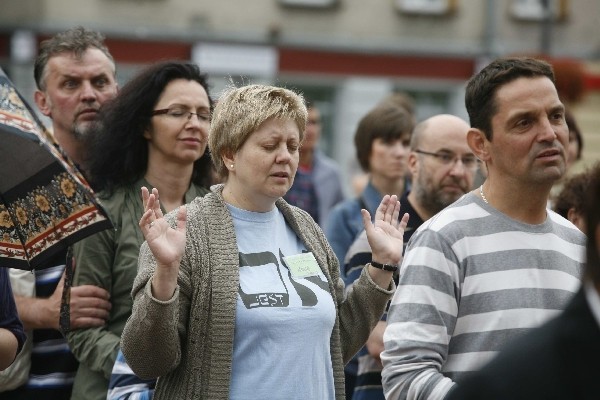 Bytom miastem Boga? Księża ewangelizują, mieszkańcy mówią o polityce