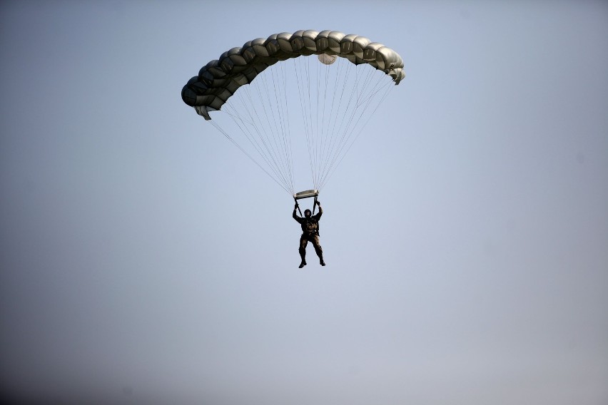 Ambasador USA skoczył ze spadochronem w Pobiedniku [WIDEO,...