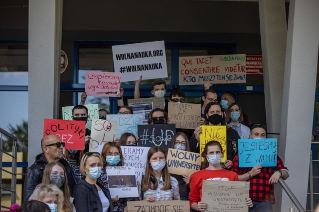 Studenci Uniwersytetu Pedagogicznego w Krakowie zorganizowali pikietę przed swoją uczelnią, podczas której protestowali przeciwko likwidacji bibliotek wydziałowych i zwolnieniom profesorów.