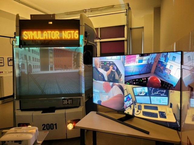 Symulator tramwaju NGT6 - to wyjątkowe laboratorium badawczo-dydaktyczne Politechniki Krakowskiej składa się z wiernie odzwierciedlonej kabiny tramwaju, układu projekcji scenerii jazdy, stanowiska instruktażowego oraz specjalnego programu symulacji jazdy. Podczas wirtualnej przejażdżki można zasymulować wszelkie możliwe niespodzianki, zdarzające się prowadzącym pojazd, jak śliskie tory, wtargnięcie pieszego lub samochodu na drogę, awaria tramwaju. Symulator służy nie tylko studentom i naukowcom PK, od 2021 r. wspomaga szkolenie kandydatów na motorniczych krakowskiego MPK, jest też wykorzystywany podczas akcji  popularyzujących inżynierię i bezpieczeństwo w ruchu drogowym.