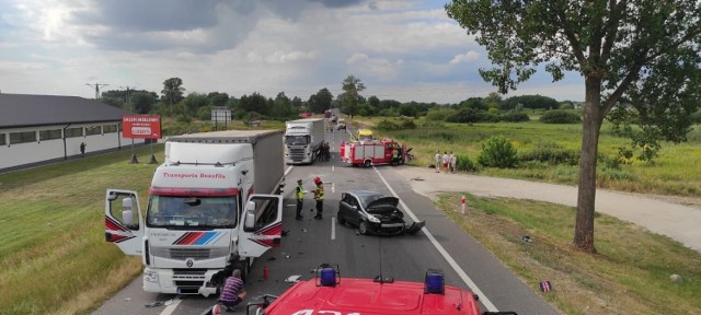 Zderzenie dwóch aut osobowych i ciężarówki na Drodze Krajowej nr 91 w Chełmnie