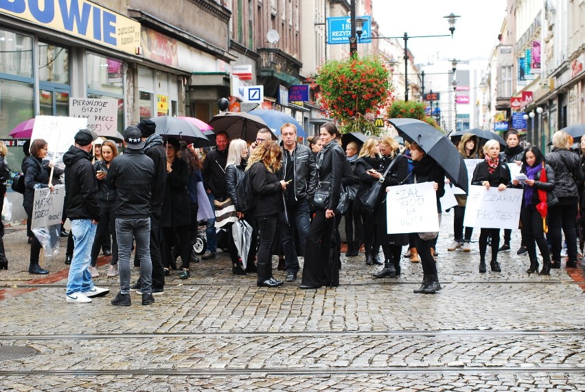 Bytom: Czarny protest. Strajkują nie tylko kobiety [ZDJĘCIA, WIDEO]