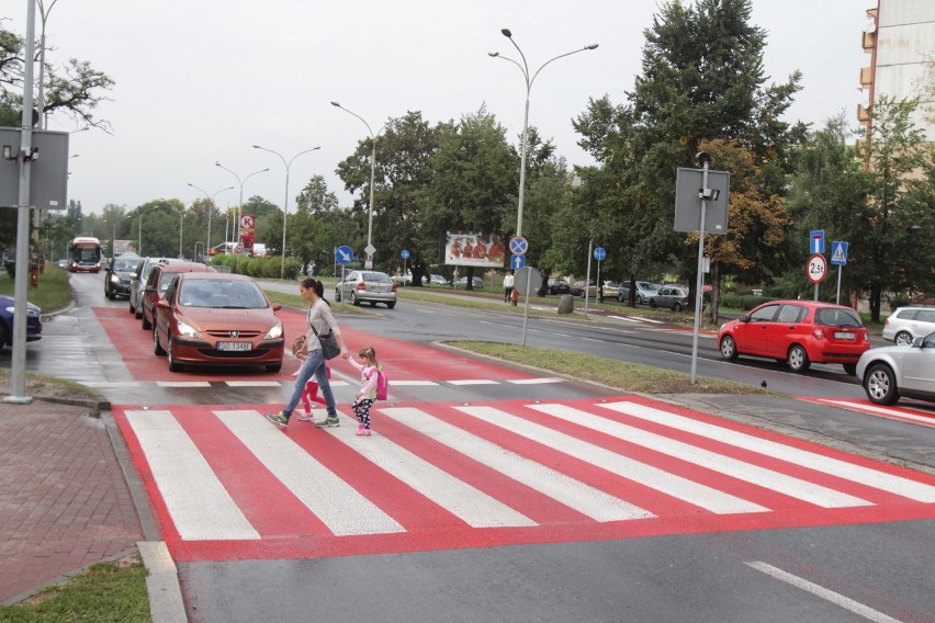 Dziś w nocy wykonawca jeszcze raz położy nową nawierzchnię na sosnowieckim przejściu dla pieszych