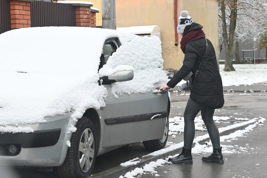 W nocy z soboty na niedzielę spadł śnieg i przykrył Kielce....