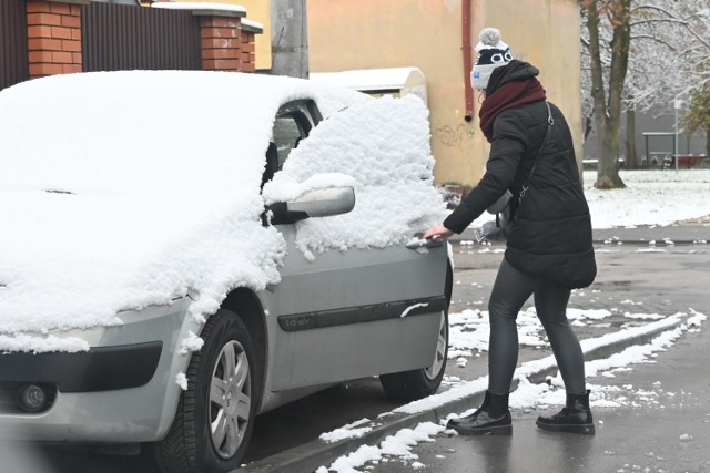 W nocy z soboty na niedzielę spadł śnieg i przykrył Kielce.  Samochody, ulice, ławki w parkach zmieniły swoje kolory na białe. 

Na kolejnych slajdach zobaczycie, jak wyglądają zimowe Kielce w niedzielę 29 listopada>>>