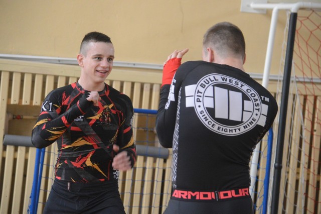 Trenerzy Szymon Bońkowski i Bogusław Zawirowski przez dwa dni przekazywali swoją ogromną wiedzę fighterom z Bełchatowa