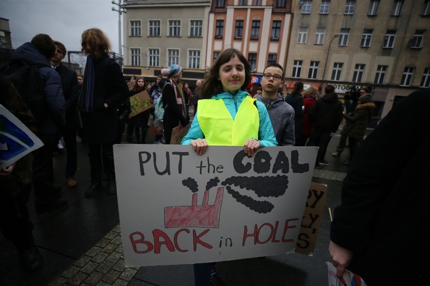 Setki młodych ludzi strajkuje dzisiaj w obronie klimatu w...