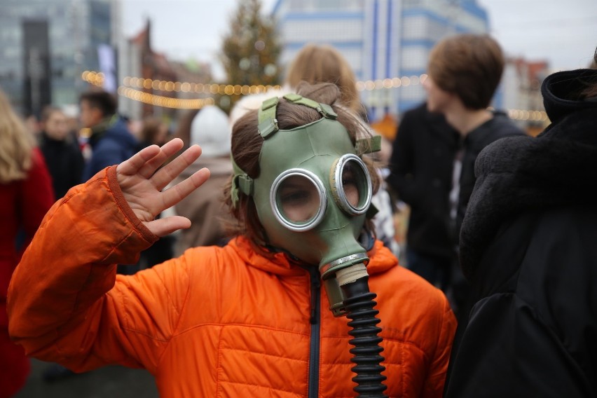 Setki młodych ludzi strajkuje dzisiaj w obronie klimatu w...