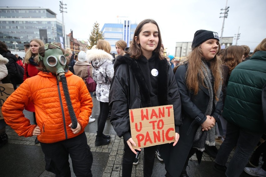 Setki młodych ludzi strajkuje dzisiaj w obronie klimatu w...