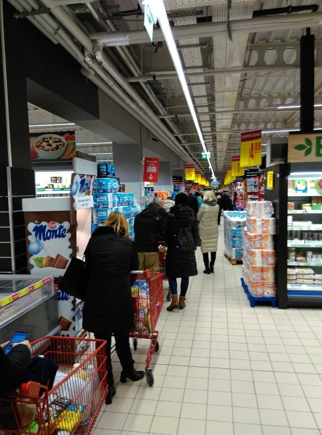 Olbrzymia kolejka w Carrefour przy ul. Wysockiego w Białymstoku