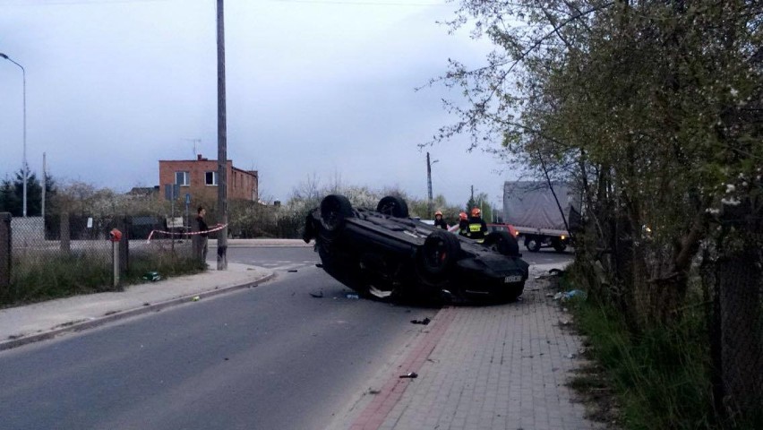 Groźny wypadek na ul. Chopina w Tomaszowie: Porsche cayenne dachowało po zderzeniu z seatem[ZDJĘCIA]