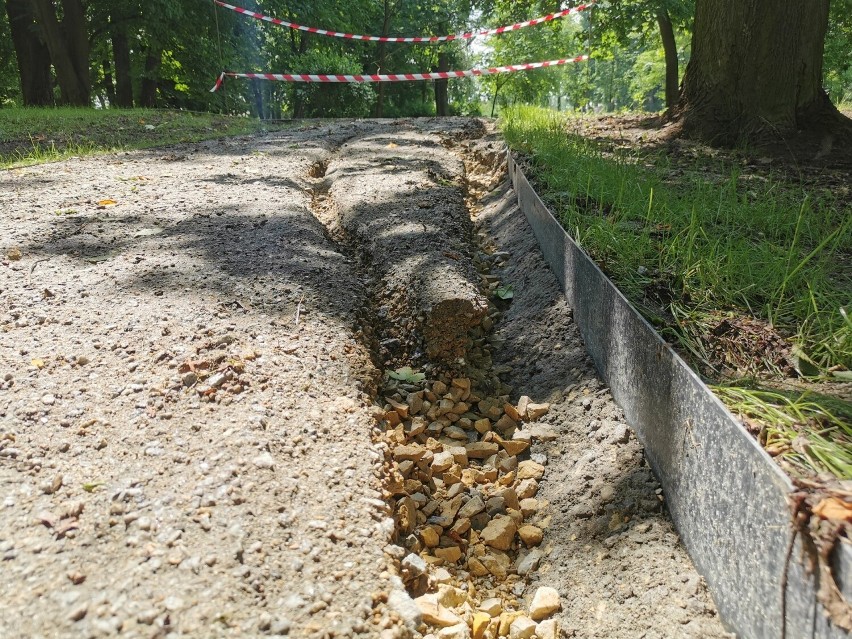 Zniszczone alejki w parku w Kościelcu w Chrzanowie