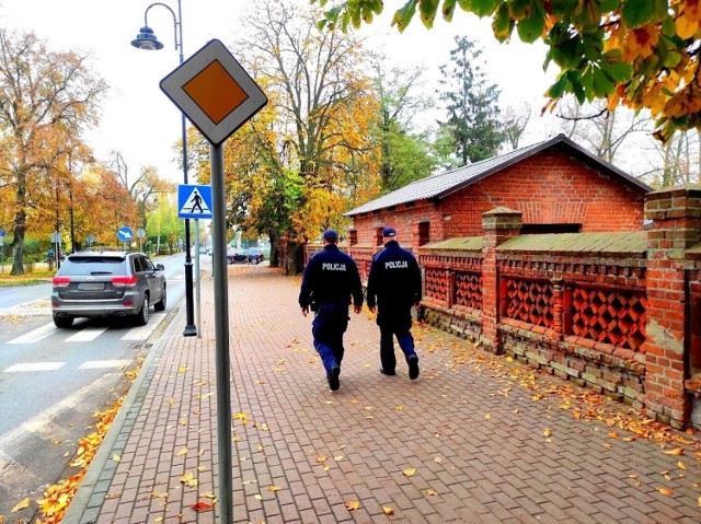 Policjanci z Tucholi już teraz pilnują porządku wokół cmentarzy i przy drogach do nich prowadzących