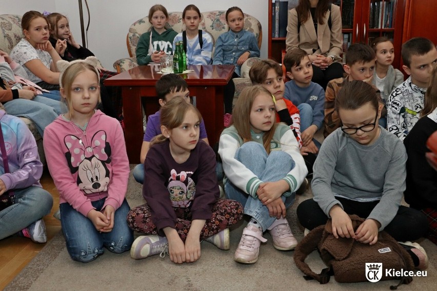 Uczniowie odwiedzili kielecki ratusz. Zobaczyli najważniejsze miejsca i rozmawiali z władzami Kielc