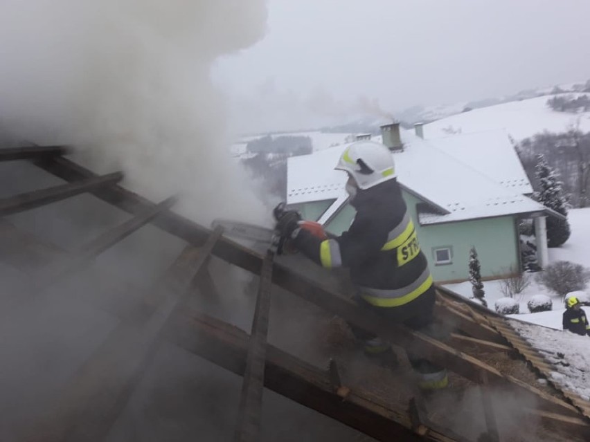 Pożar stolarni w Joninach zauważono po godz. 4 rano. W akcji...