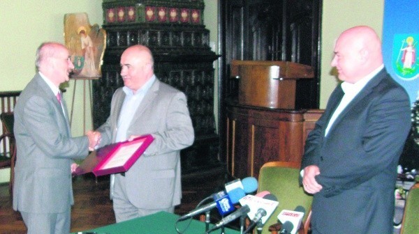 Chwilę po podpisaniu aktu notarialnego prezes Kosoń (w środku) przekazał czek na 25 tys. zł na budowę  hospicjum