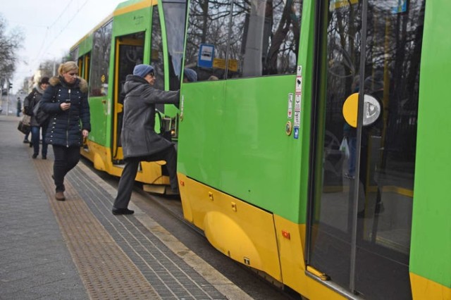 Nowy przystanek tramwajowy Mogileńska znajduje się przy skrzyżowaniu ulicy Warszawskiej i Mogileńskiej, bezpośrednio przy przystanku autobusowym o takiej samej nazwie, co ma ułatwić pasażerom przesiadki z tramwaju na autobus i odwrotnie.