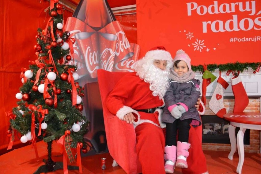 Wizyta świątecznej ciężarówki Coca Coli w Starachowicach.