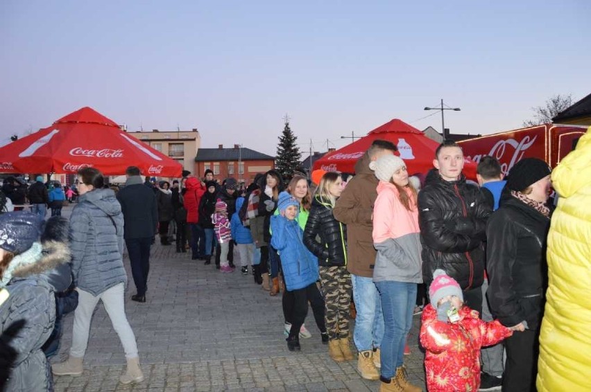 Ciężarówka Coca Coli na rynku w Starachowicach. Przyszło bardzo dużo ludzi