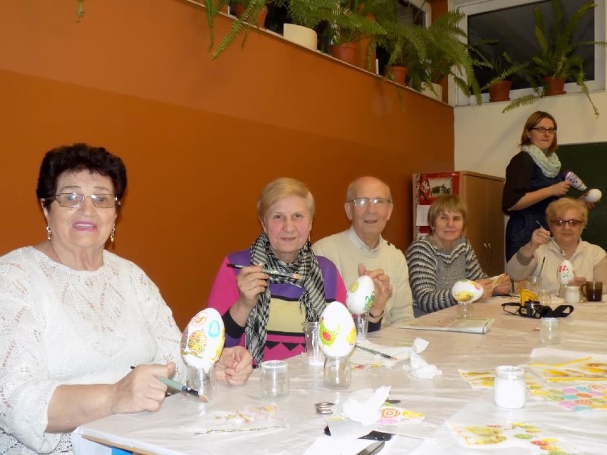 Ostrowscy seniorzy uczyli się zdobienia wielkanocnych jajek [FOTO]