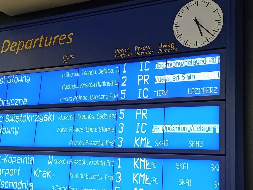 Kraków Główny. Duże opóźnienia pociągów. Wśród przyczyn upały i usterki