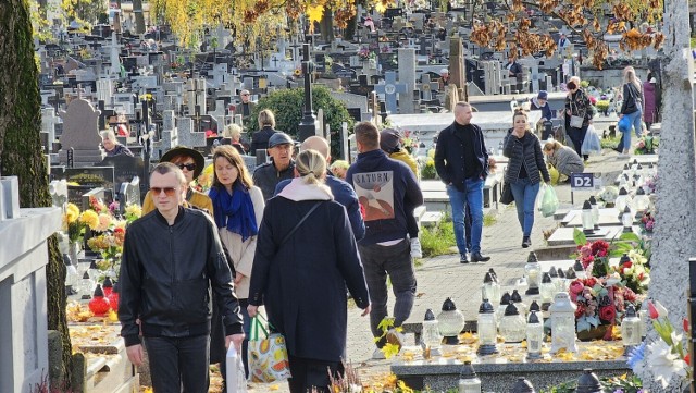 Na cmentarzach w rejonie ulicy Ściegiennego było mnóstwo odwiedzających groby. Dojazd wczesnym popołudniem był zakorkowany. Zobacz zdjęcia >>>