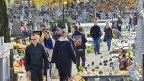 Cmentarze w Kielcach oblężone w niedzielę przed Wszystkimi Świętymi 2023. Korki na ulicy Ściegiennego. Parkingi pełne aut!
