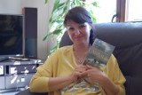 Hanna Babińska wydała nową książkę. To powieść pt. "Pod skrzydłem anioła"