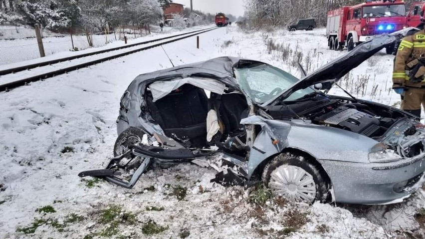 Po uderzeniu przez pociąg alfa romeo została mocno rozbita....