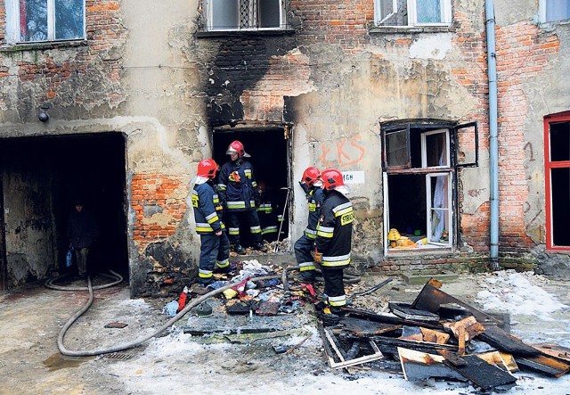 Strażacy po ugaszeniu pożaru znaleźli zwęglone zwłoki 57-letniej kobiety.