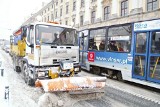 Wrocław: Piaskarka blokuje ul. Karkonoską