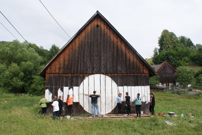 Uczniowie wraz z Morsem namalowali graffiti na stodole w Wierchomli [ZDJĘCIA]