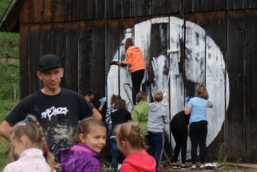 Uczniowie wraz z Morsem namalowali graffiti na stodole w Wierchomli [ZDJĘCIA]