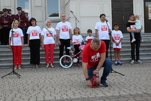 Na Placu Piłsudskiego syreną kręcił przewodniczący Rady Miasta Stanisław Sobieraj