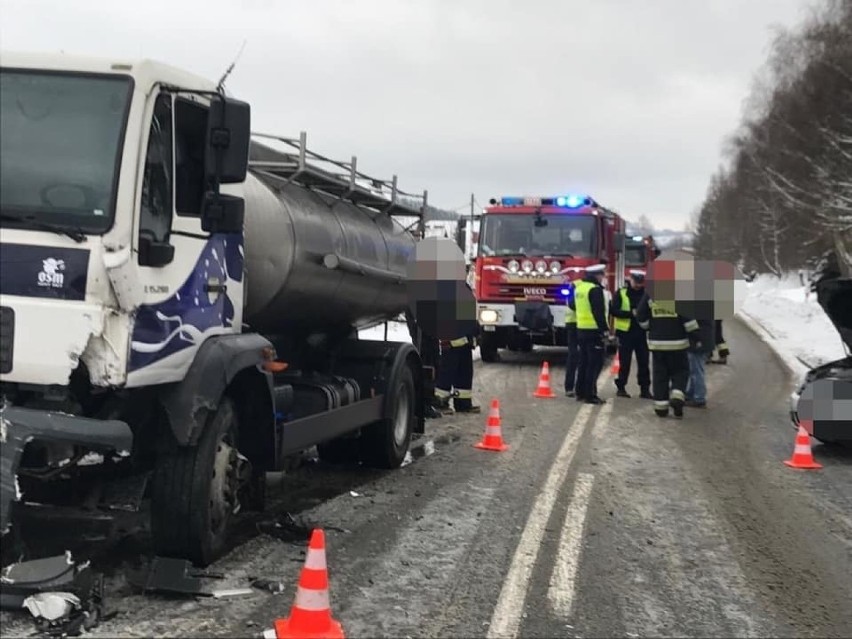 Podole Górowa. Zderzenie ciężarówki z samochodem osobowym. Jeden kierowca w szpitalu [ZDJĘCIA]