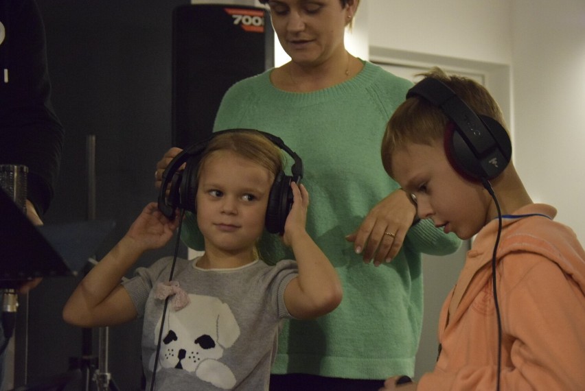 Przedszkolaki w studio nagrywają piosenki o Skierniewicach