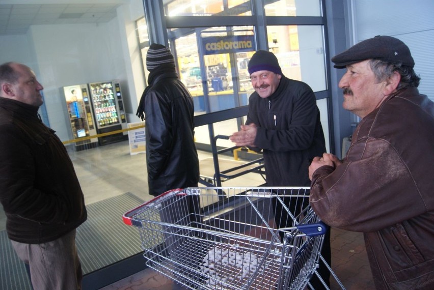 Rybnik: Otwarcie Castoramy 4 kwietnia - róże i prezenty rozdają klientom [ZDJĘCIA]