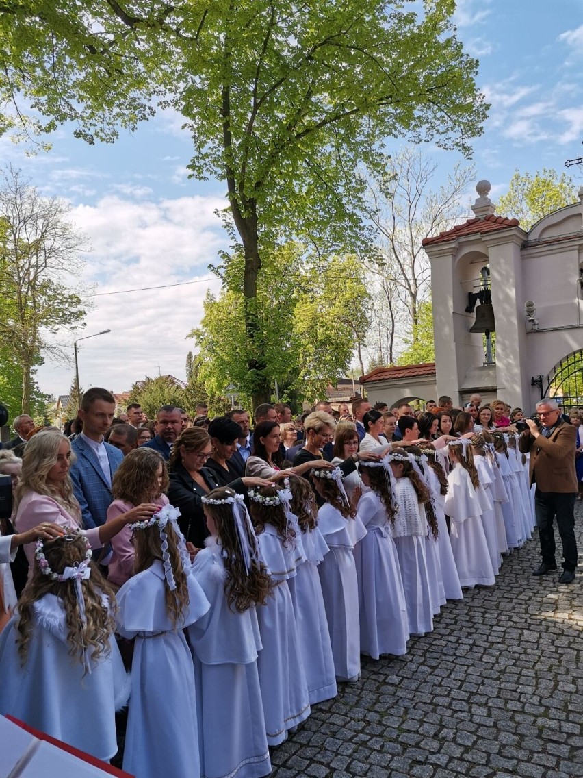 Gm. Szamotuły. Pierwsza Komunia Święta w parafii w Otorowie. Sakrament przyjęło blisko 50 dzieci