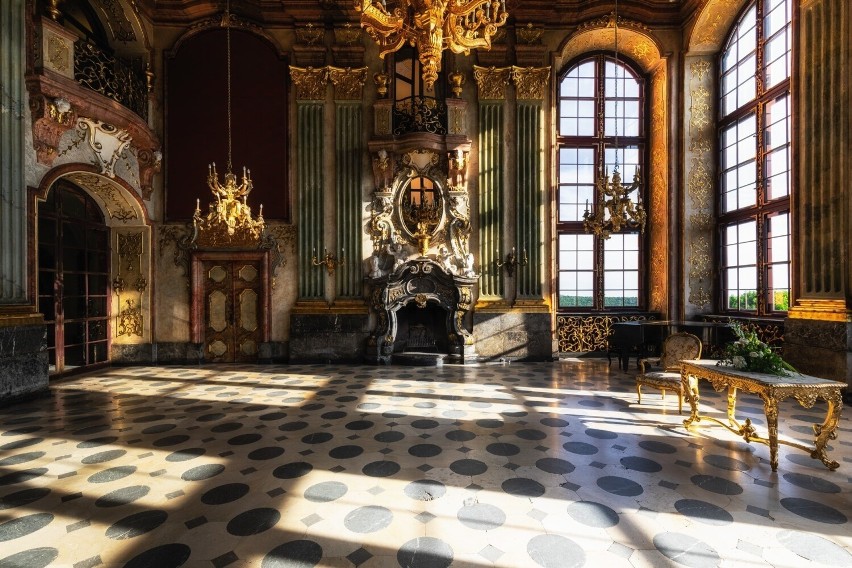 Spektakularne sale i korytarze Zamku Książ można zwiedzać...