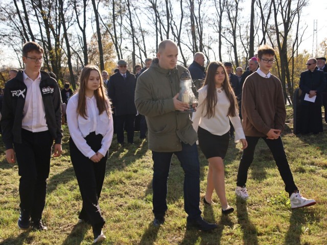 Znicz zapaliła delegacja Zespołu Szkół Ekonomicznych imienia Jana Pawła II w Staszowie.