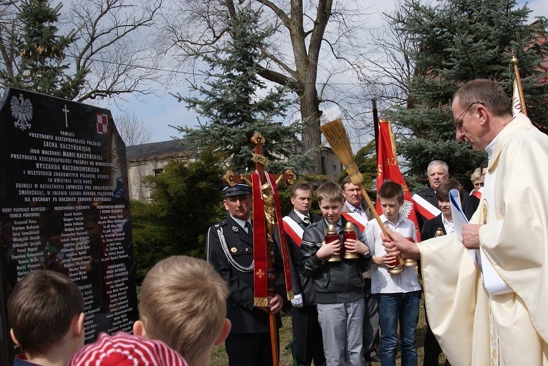 Danków: Odsłonięto pamiątkowy obelisk poświęcony pamięci ofiar katastrofy smoleńskiej [ZDJĘCIA]
