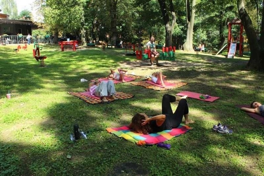 III Piknik Rodzinny w Parku Piszczele w Sandomierzu z ćwiczeniami na trawie i zdrowymi deserami [ZDJĘCIA]