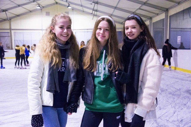 Zosia, Magda i Julia z Kielc doskonale bawiły się na lodowisku na Stadionie. - Gra fajna muzyka, a atmosfera jest świetna - przyznały dziewczyny.
